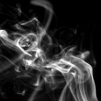 Ombres… Depuis 2 jours j’ai un nouveau visiteur. Cette familière sensation d’une présence qui rôde dans la maison. Un parfum, féminin, qui court… Un léger frisson qui me parcourt, cette ombre...