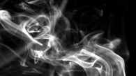Ombres… Depuis 2 jours j’ai un nouveau visiteur. Cette familière sensation d’une présence qui rôde dans la maison. Un parfum, féminin, qui court… Un léger frisson qui me parcourt, cette ombre...