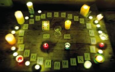 Je parlais dans le billet « Le meilleur comme le pire » des séances de spiritisme que je pratiquais quand j’avais 16 ans. Cet article est le commencement de ma descente aux...