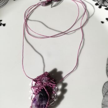 Collier en micro-macramé violet en améthyste et cristal de roche