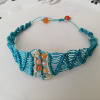 Bracelet en micro-macramé bleu turquoise et perles de cornaline