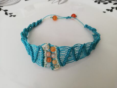 Bracelet en micro-macramé bleu turquoise et perles de cornaline.