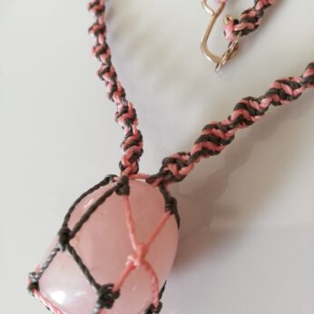 Collier en micro-macramé rose et gris en quartz rose