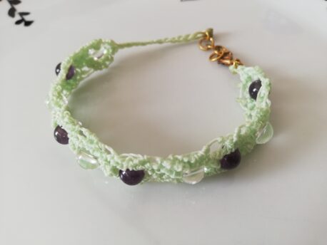 Bracelet en micro-macramé vert perles d'améthyste et de cristal de roche
