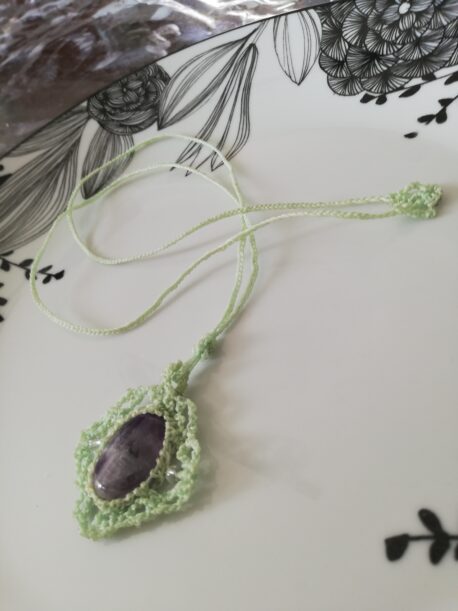 Collier en micro-macramé vert en améthyste et perle de cristal de roche