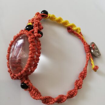 Bracelet en micro-macramé orange et jaune cristal de roche et perles d’agate noire