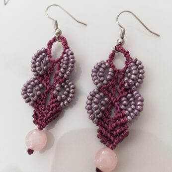 Boucles d’oreilles en micro-macramé violet et perles de quartz rose