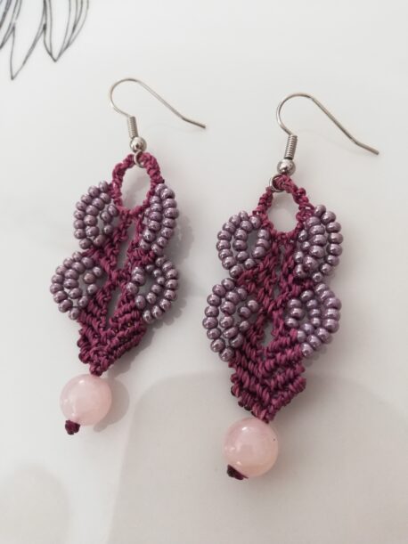 Boucles d'oreilles en micro-macramé violet et perles de quartz rose