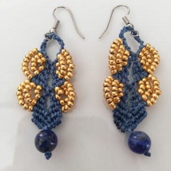 Boucles d’oreille en micro-macramé bleu et lapis lazuli