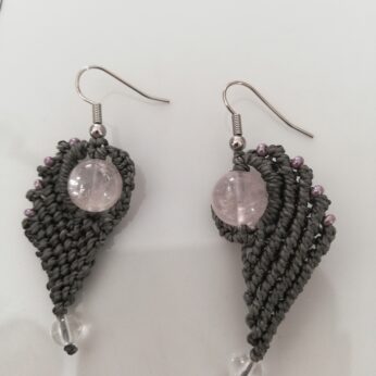 Boucles d’oreilles en micro-macramé gris et perles de quartz rose et cristal de roche