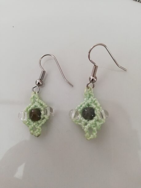 Boucles d'oreilles en micro-macramé vert et parles de labradorite et cristal de roche